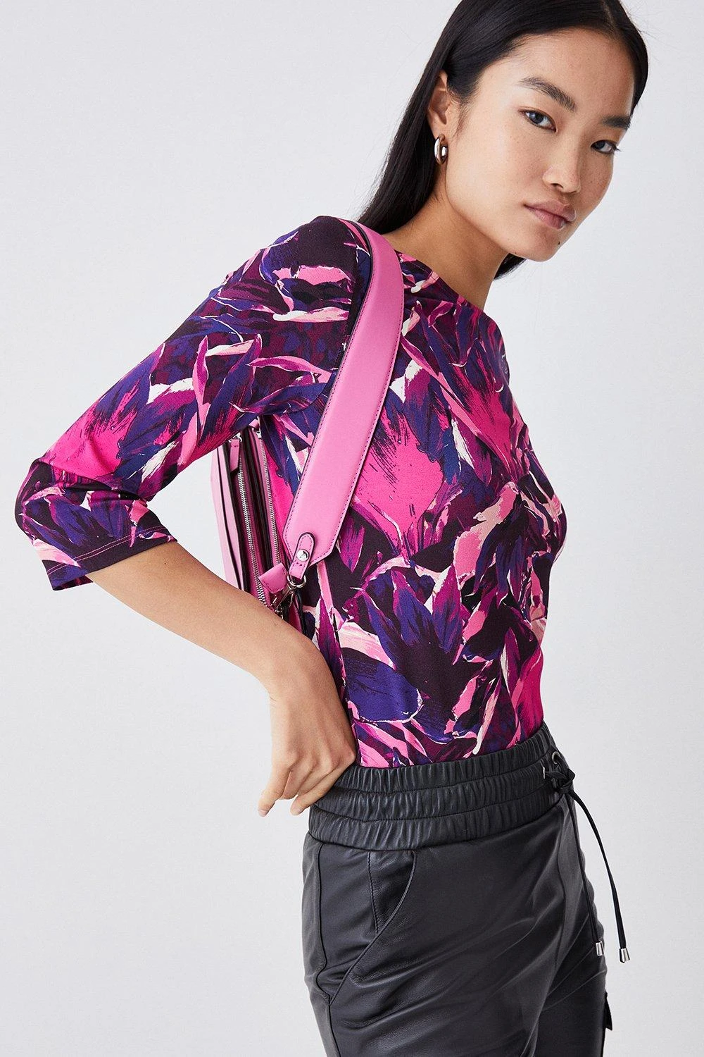 Karen Millen Half Sleeve Slash Neck Printed Viscose Blend T-shirt 3 Karen Millen Half Sleeve Slash Neck Printed Viscose Blend T-shirt